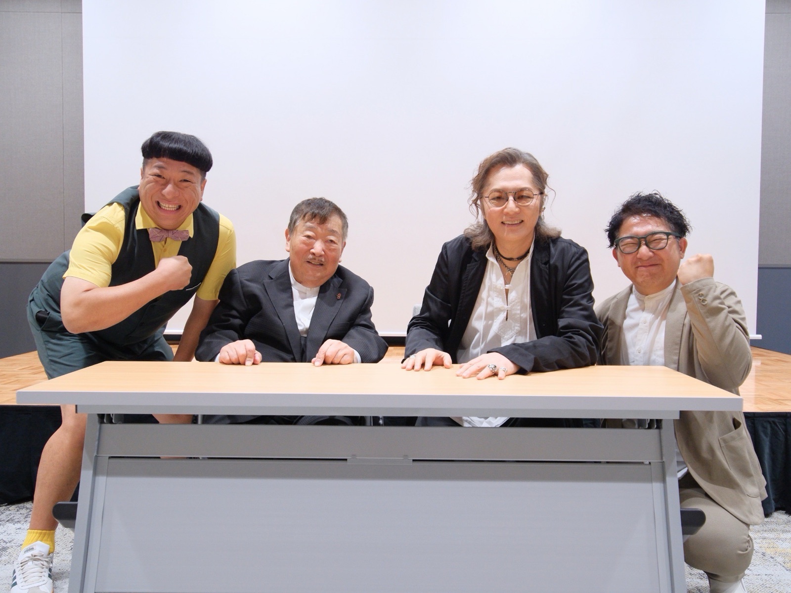 司会のぺんぎんナッツさんと登壇者の記念写真